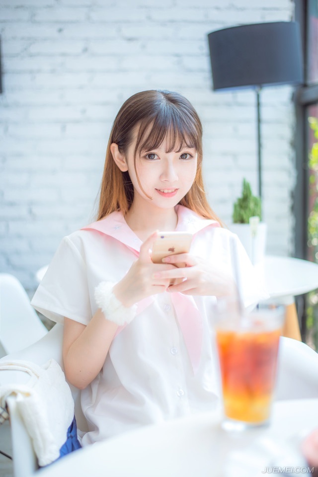 “老爷，马已经准备好了。”管家来到房间外，听着里面低沉的咆哮声，有些胆颤道。
